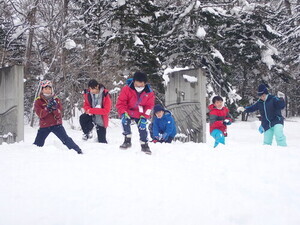 名寄市児童と雪合戦する様子