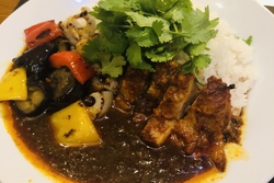 写真：Tokyo spice curry　赤と黒